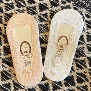 Lace No-Show Socks in Peach and Cream